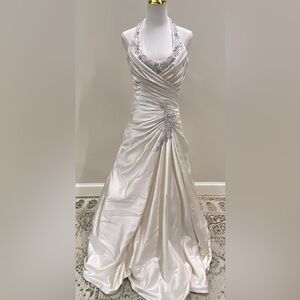 NWT PRONOVIAS Wedding Dress. Size 8